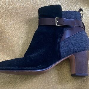 Clark’s booties gray flannel and black suede pre-owned size 8